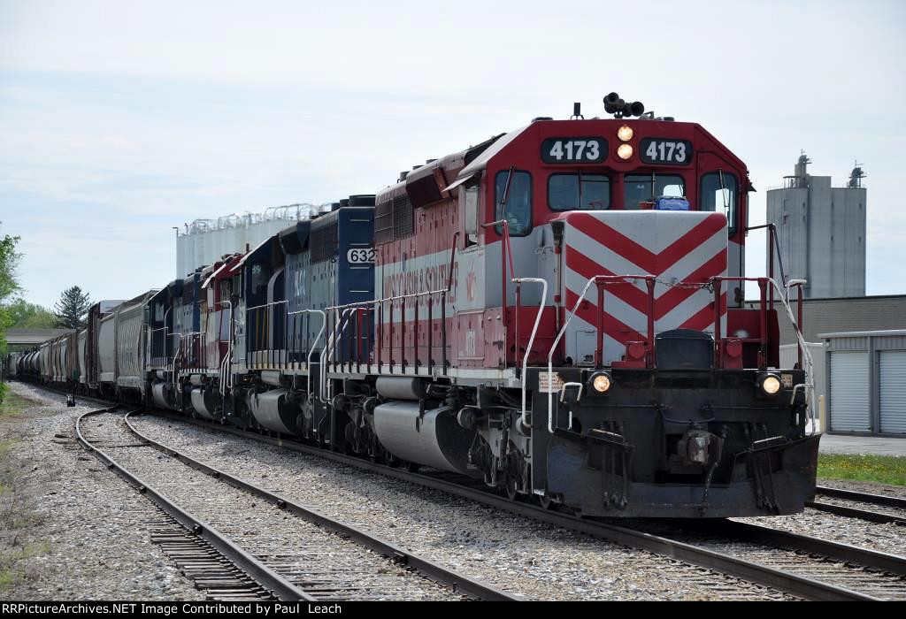 Westbound manifest prepares to make the turn south